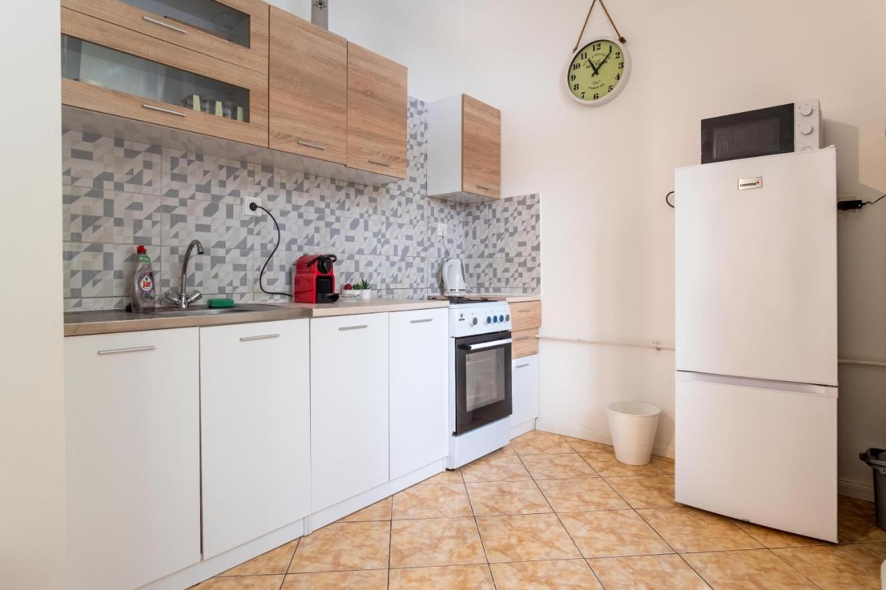 Very Central 1-Br Apt With Patio Leilighet Budapest Eksteriør bilde